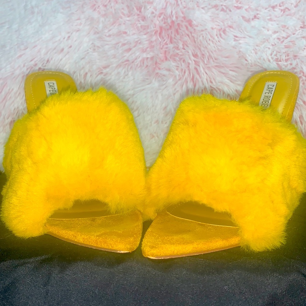 Brand-Cape Robin, Powerfully yellow, size 10, only wore once.